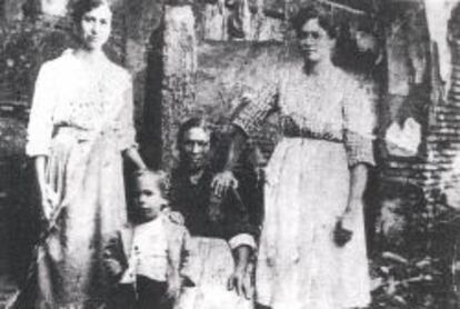 La fundadora con su familia en 1920.