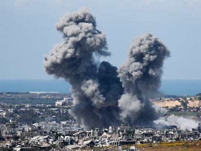 Una columna de humo se eleva este sábado sobre Gaza tras un ataque israelí.
