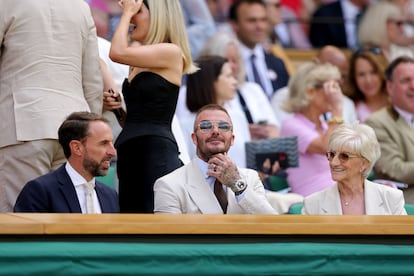 De izquierda a derecha, Gareth Southgate, David Beckham y Sandra Beckham, el 30 de junio de 2025, en la primera jornada de Wimbledon (Londres, Inglaterra).