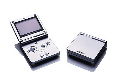 La consola más vendida del mundo es la Game Boy de Nintendo, la primera portátil con cartuchos de juego intercambiables. Más de 120 millones de unidades vendidas en todo el mundo hacen de este juguete uno de los más populares, no sólo entre los niños y las niñas, sino también entre los adultos. Un regalo para todos.