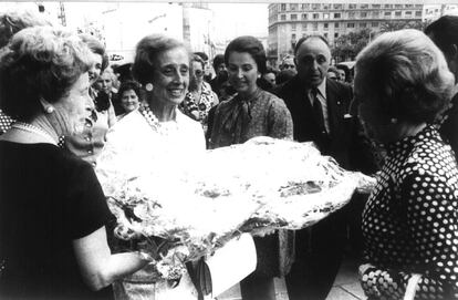 Carmen Polo y su hija, Carmen Franco, participan en un acto en beneficio de la lucha contra el cáncer, en 1972.