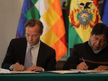 El canciller boliviano, David Choquehuanca (d), y el príncipe holandés Jaime De Borbón-Parma (i), firman un convenio hoy, martes 27 de agosto de 2013, en La Paz.