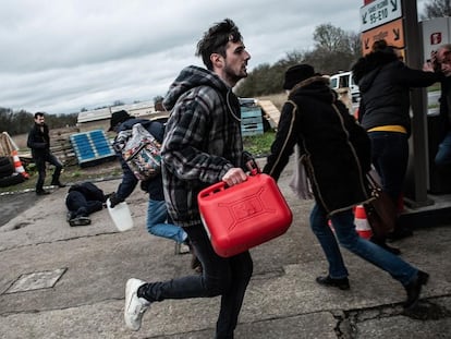 Una imagen de saqueos en una gasolinera, en el segundo capítulo de la serie francesa 'El colapso'.