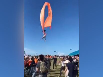 Una niña de tres años sale volando enredada a una cometa por el intenso viento