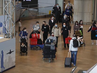 Passageiros desembarcam no aeroporto de Ben Gurion, em Tel Aviv, neste domingo.