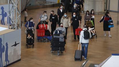 Passageiros desembarcam no aeroporto de Ben Gurion, em Tel Aviv, neste domingo.