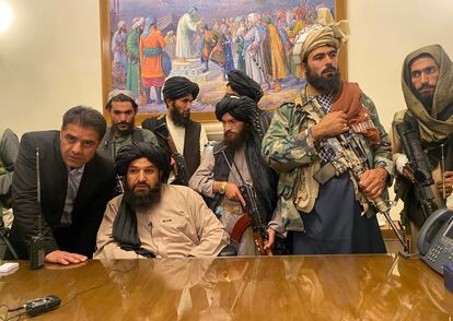 Un grupo de talibanes, el 15 de agosto en el Palacio Presidencial de Kabul.