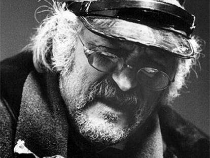 Agustín González, caracterizado como Latino de Hispalis durante un ensayo de <i>Luces de Bohemia</i> en 1970.