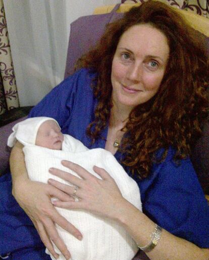 Rebekah Brooks, de 43 años, con su hija recién nacida, en una imagen del 25 de enero de 2012.