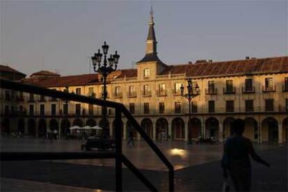 Fachada del NH Plaza Mayor, que ocupa un edificio histórico del centro de León.