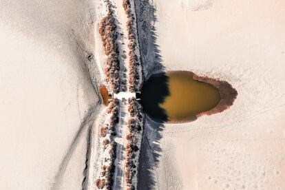 Los distintos estanques de las salinas están separados por arena o muros de piedra.