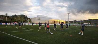 Entrenamiento en el campo de fútbol de Revilla de Camargo en el que el guardameta Raúl Ramírez chocó con un rival