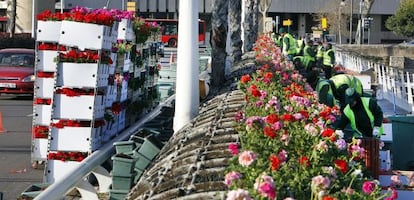 Las brigadas municipales plantan estos d&iacute;as geranios y murcianas en el Puente de las Flores 