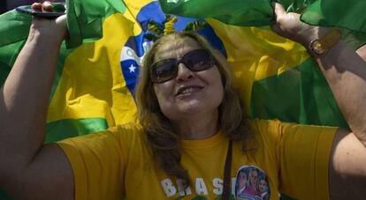 Una seguidora del candidato Jair Bolsonaro, de extrema derecha, en un acto de apoyo después de su apuñalamiento.