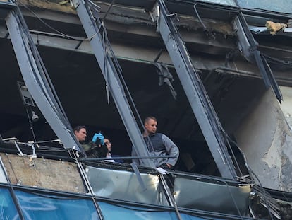 Miembros de los servicios de seguridad rusos investigaban este martes en el edificio de Moscú afectado por el impacto de un dron.