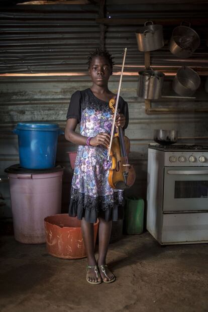 Luanda (Angola). Ines Gonga, estudiante de música en la escuela de Kaposoka, retratada en el interior de su casa, en la barriada de Zango, a las afueras de Luanda donde vive con su padre y sus cuatro hermanos menores.