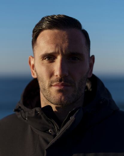 El futbolista, retratado en la playa de Riazor. 