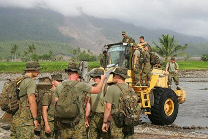 Un grupo de marines estadounidenses continúan la busqueda de supervivientes tras el desprendimiento que sepultó la barriada de Guinsaugon, en Filipinas.