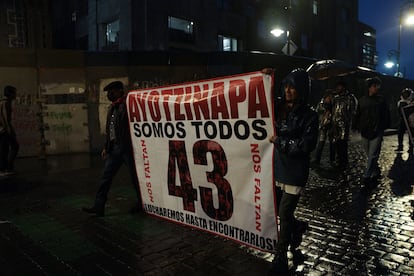 Familiares de los estudiantes de la Escuela Normal Rural de Ayotzinapa realizan una protesta en Ciudad de México, el 26 de septiembre de 2024.