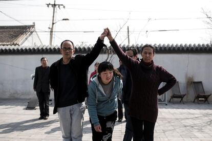 Los pacientes realizan un baile dentro de la Unidad Abierta Residencial Vila Rosa para personas con problemas de salud mental como parte de su rutina diaria en el distrito de Yinqing, Beijing, China.