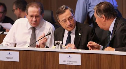 El presidente del BCE, Mario Draghi (centro), durante la reunión del consejo de gobierno del eurobanco.