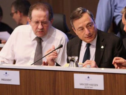 El presidente del BCE, Mario Draghi (centro), durante la reunión del consejo de gobierno del eurobanco.