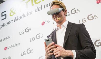 El jugador Fernando Torres prueba las LG 360 VR.