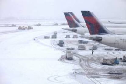 Aviones en la pista del aeropuerto de Schiphol en Ámsterdam (Holanda) hoy, viernes 7 de diciembre de 2012. La fuerte nevada y los vientos han ocasionado retrasos y cancelaciones de varios vuelos.