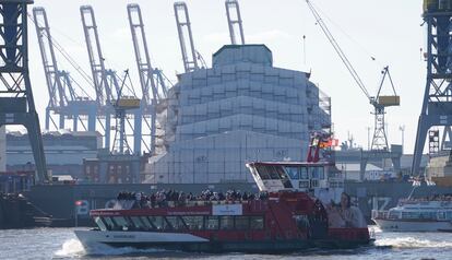 El 'Dilbar', completamente embalado, en el puerto de Hamburgo (Alemania), el pasado 27 de febrero.
