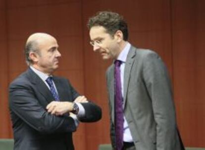 El ministro espa&ntilde;ol de Econom&iacute;a, Luis de Guindos charla con el presidente del Eurogrupo, el holand&eacute;s Jeroen Dijsselbloem, al inicio de la reuni&oacute;n de ministros de Econom&iacute;a y Finanzas del Eurogrupo en Bruselas el 9 de diciembre de 2013. 