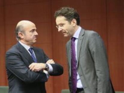 El ministro espa&ntilde;ol de Econom&iacute;a, Luis de Guindos charla con el presidente del Eurogrupo, el holand&eacute;s Jeroen Dijsselbloem, al inicio de la reuni&oacute;n de ministros de Econom&iacute;a y Finanzas del Eurogrupo en Bruselas el 9 de diciembre de 2013. 