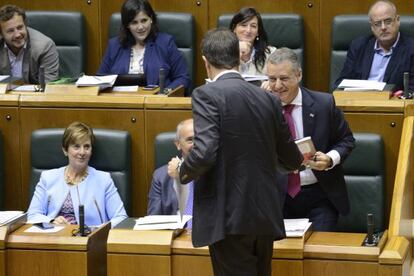 Gorka Maneiro regala un libro de Fernando Savater al lehendakari, Iñigo Urkullu