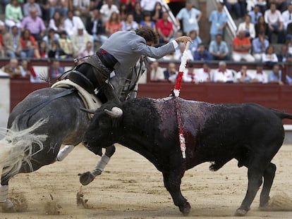 Pablo Hernández de Mendoza pone un par de banderillas a su primer toro de la tarde.