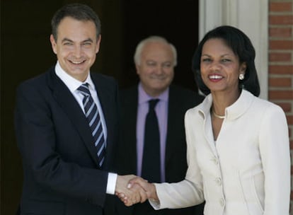 José Luis Rodríguez Zapatero y Condoleezza Rice, a las puertas del Palacio de la Moncloa