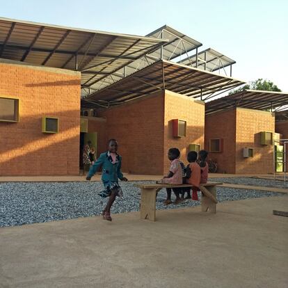 Kéré lleva su arquitectura adaptada al lugar, a los pocos medios y al clima a otro país. En Bamako (Mali) levanta, con apoyo de la Fundación Aga Khan, el centro de información del Parque Nacional. Las cubiertas están levantadas, los materiales provienen del lugar. Los edificios están sombreados y ventilados.