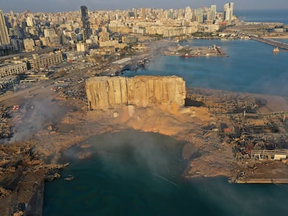 Aspecto del puerto y el frente de la ciudad de Beirut, un día después de la explosión.