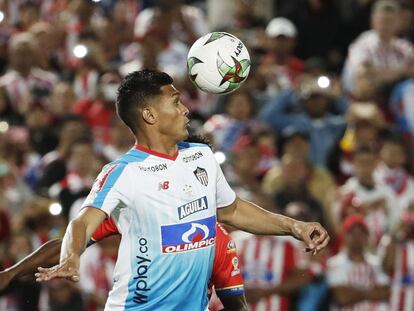 Teófilo Gutierrez, del Junior, controla un balón durante la final contra Deportivo pasto.