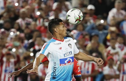 Teófilo Gutierrez, del Junior, controla un balón durante la final contra Deportivo pasto.