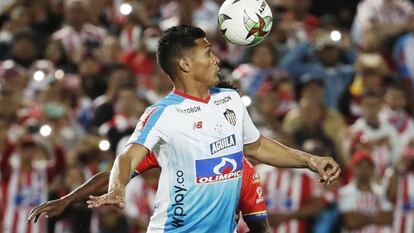 Teófilo Gutierrez, del Junior, controla un balón durante la final contra Deportivo pasto.