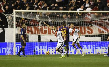 José Angel Pozo celebra el primer gol del Rayo Vallecano.