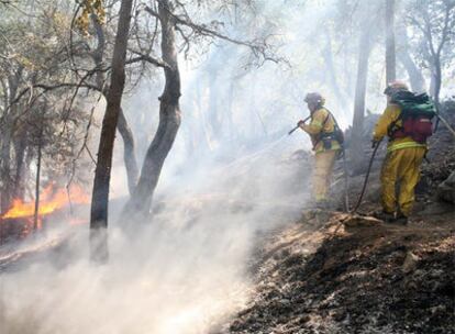 Bomberos de Los Ángeles trabajan en la extinción de varios focos en Monte Wilson, cerca de Los Ángeles.