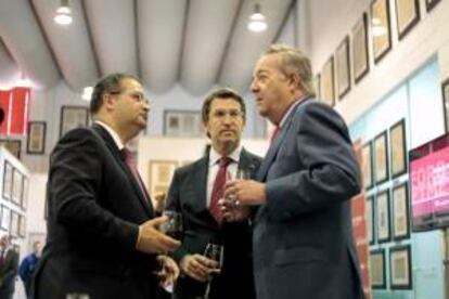 El presidente de la Xunta de Galicia, Alberto Núñez Feijoo (c), acompañado por el presidente de La Voz de Galicia, Santiago Rey Fernández-Latorre (d) y el presidente del Banco Popular, Ángel Ron (i), durante el foro "Realidad y retos de las pymes", celebrado hoy en la Fundación Santiago Rey de Arteixo.