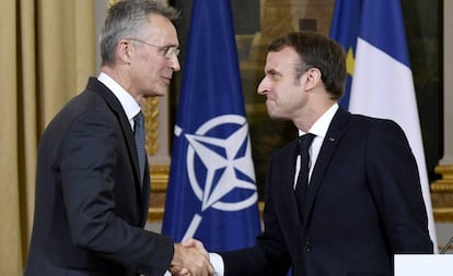 El presidente francés, Emmanuel Macron, saluda al secretario general de la OTAN, Jens Stoltenberg.