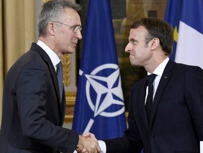 El presidente francés, Emmanuel Macron, saluda al secretario general de la OTAN, Jens Stoltenberg.