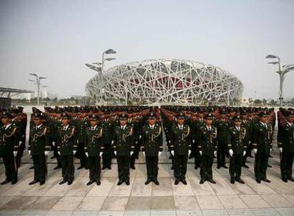 Policas chinos frente al Estadio Olmpico de Pekn.