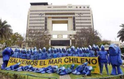 Fotografía cedida por Greenpeace, que muestra a un grupo de activistas de Greenpeace con los cuerpos pintados y disfrazados como peces que se manifiestan frente al edificio del Congreso en Valparaiso (Chile), para llamar la atención sobre la sostenibilidad de la nueva Ley de Pesca que será sometida a votación en estos días.