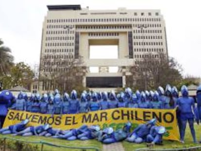 Fotografía cedida por Greenpeace, que muestra a un grupo de activistas de Greenpeace con los cuerpos pintados y disfrazados como peces que se manifiestan frente al edificio del Congreso en Valparaiso (Chile), para llamar la atención sobre la sostenibilidad de la nueva Ley de Pesca que será sometida a votación en estos días.