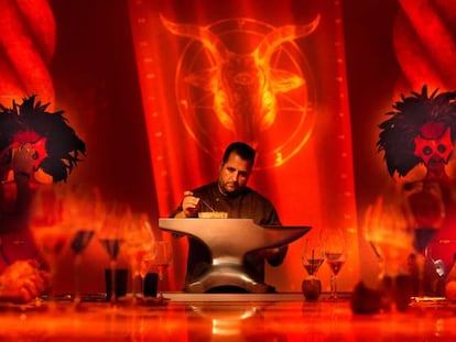 Felix Herrero, jefe de cocina de Sublimotion, en el infierno en el ensayo general de la cena. 