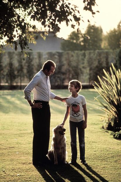 14 de junio de 1977. El rey Juan Carlos conversa con su hijo.