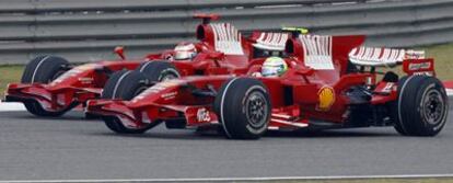 Massa, a la derecha, adelanta a su compañero Raikkonen en la carrera de ayer.